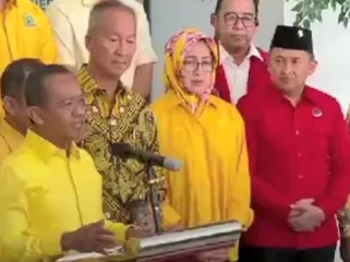 Ketua Umum Partai Golkar, Bahlil Lahadalia saat mengumumkan dukungan terhadap  pasangan Airin Rachmi Diany dan Ade Sumardi sebagai calon Gubernur dan Wakil Gubernur Banten dalam Pemilihan Kepala Daerah (Pilkada) 2024