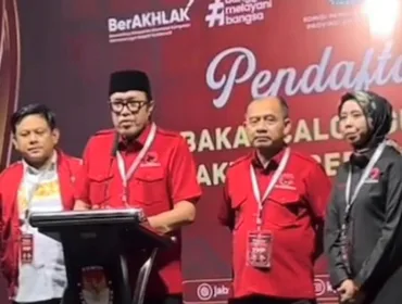 Ono Surono saat konferensi pers di kantor KPU Jawa Barat 