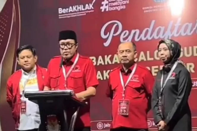 
Ono Surono saat konferensi pers di kantor KPU Jawa Barat 