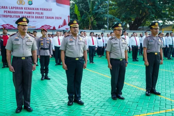 
4 Personel Polres Metro Jakbar Dapat Kenaikan Pangkat Perwira Menengah
