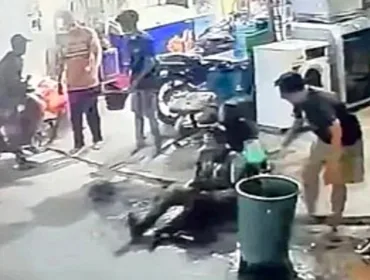 Korban saat ditolong warga setempat usai di siram air keras oleh orang tidak dikenal (Foto: Tangkapan layar video)