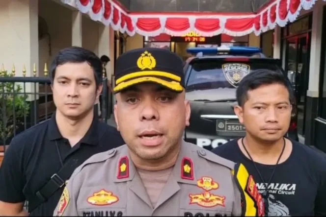 
Kapolsek Cengkareng, Kompol Stanlly Soselisa saat memberi keterangan kepada wartawan 