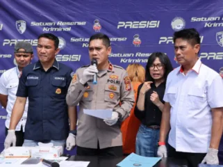 Kapolsek Kebon Jeruk Polres Metro Jakarta Barat, Kompol Sutrisno saat konferensi pers 