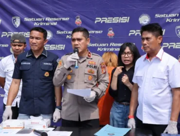 Kapolsek Kebon Jeruk Polres Metro Jakarta Barat, Kompol Sutrisno saat konferensi pers 