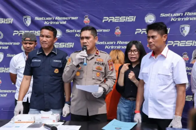 
Kapolsek Kebon Jeruk Polres Metro Jakarta Barat, Kompol Sutrisno saat konferensi pers 