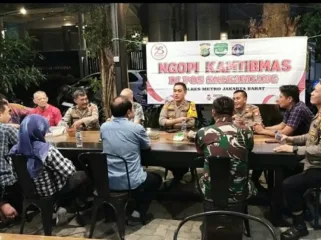 Kapolsek Kebon Jeruk, Kompol Sutrisno saat memimpin dialog terbuka dengan warga masyarakat setempat.