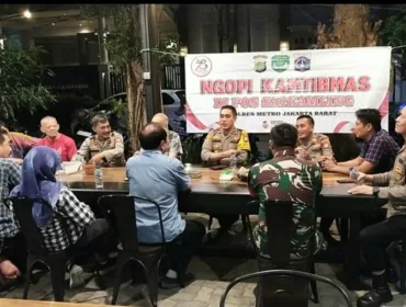 Kapolsek Kebon Jeruk, Kompol Sutrisno saat memimpin dialog terbuka dengan warga masyarakat setempat.