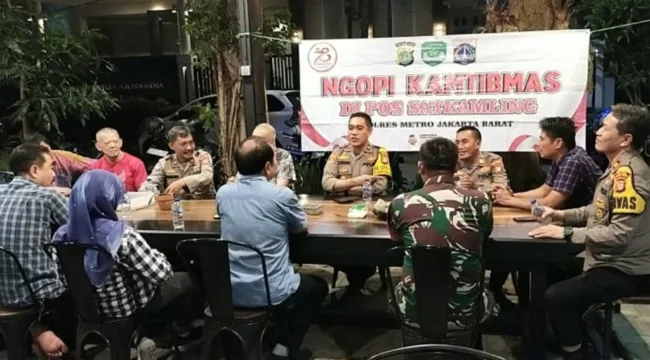 Kapolsek Kebon Jeruk, Kompol Sutrisno saat memimpin dialog terbuka dengan warga masyarakat setempat.