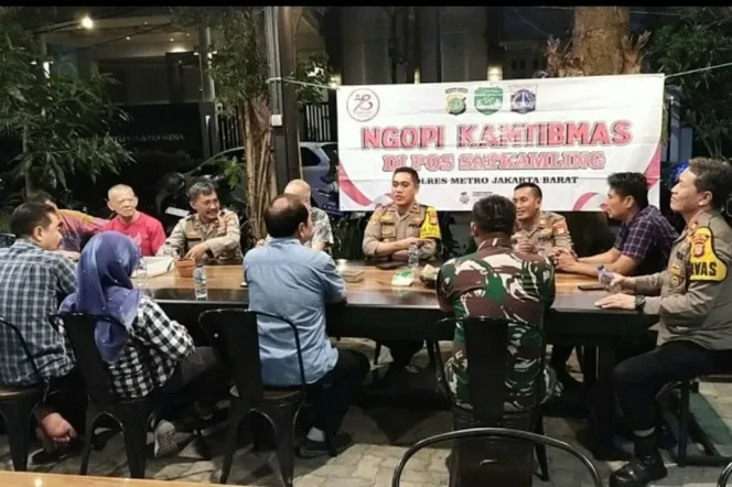 
					Kapolsek Kebon Jeruk, Kompol Sutrisno saat memimpin dialog terbuka dengan warga masyarakat setempat.