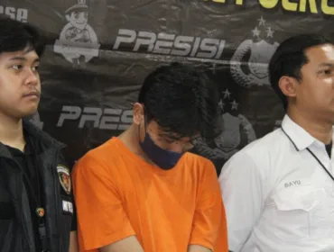 Pelaku penyiraman air keras berinisial JJS alias A (18) saat di Polsek Cengkareng Jakarta Barat 