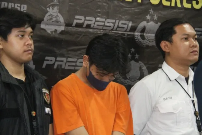 
					Pelaku penyiraman air keras berinisial JJS alias A (18) saat di Polsek Cengkareng Jakarta Barat 