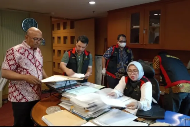 
Penyidik bidang Pidana Khusus Kejati Jakarta saat melakukan tindakan penggeledahan dan penyitaan terhadap  PT. Hutama Karya