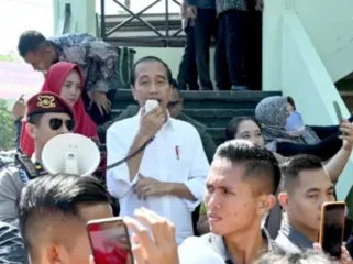 Presiden Joko Widodo (Jokowi) saat kunjungan ke Pasar Soponyono Jawa Timur 