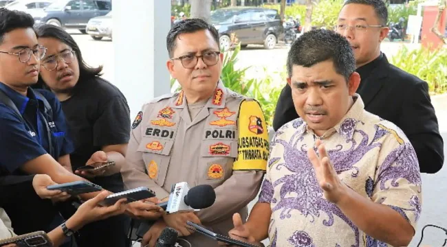 Juru Bicara Densus 88, Kombes Aswin Siregar saat diwawancara awak media