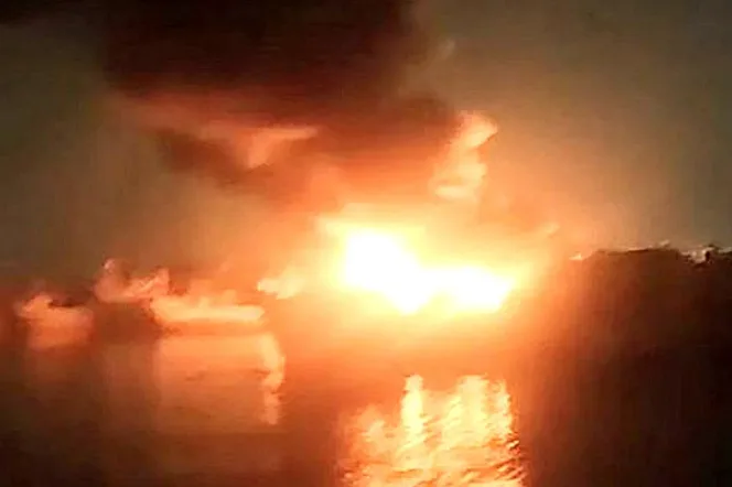 
Kapal Penangkap Ikan saat terbakar hebat di Muara Baru Jakarta Utara 