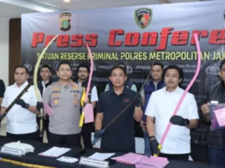 Polres Metro Jakarta Barat sedang memperlihatkan barang bukti senjata tajam yang dipergunakan pelaku saat tawuran 