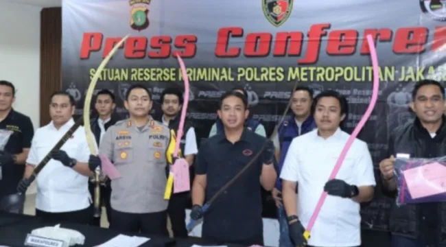 Polres Metro Jakarta Barat sedang memperlihatkan barang bukti senjata tajam yang dipergunakan pelaku saat tawuran 