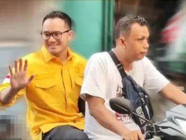 Syafi Djohan saat menyapa warga sambil melambaikan tangan di kawasan Jakarta Barat 