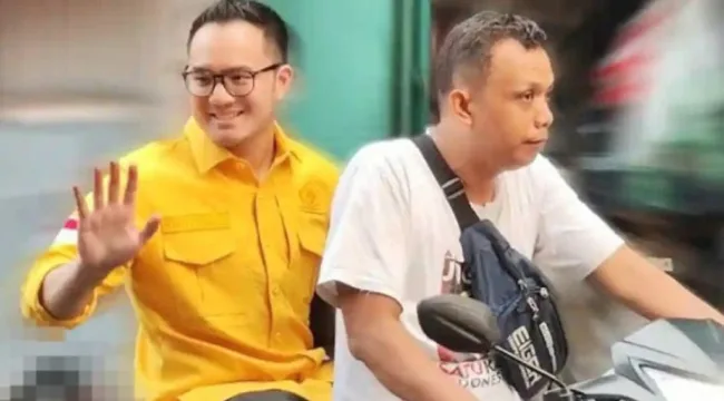 Syafi Djohan saat menyapa warga sambil melambaikan tangan di kawasan Jakarta Barat 