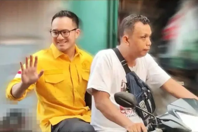 
Syafi Djohan saat menyapa warga sambil melambaikan tangan di kawasan Jakarta Barat 