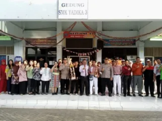 Jajaran Polsek Kalideres Jakarta Barat saat di SMK Yadika 3 Tegal Alur, Jakarta barat 