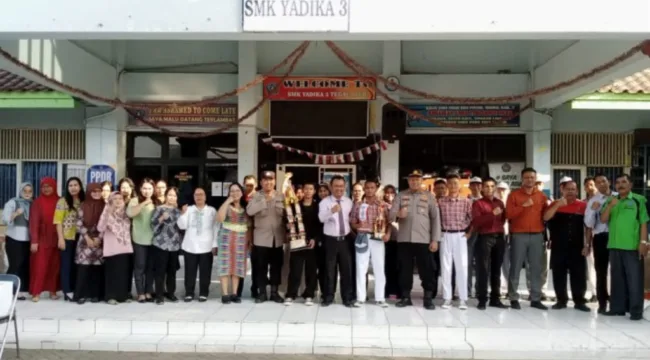 Jajaran Polsek Kalideres Jakarta Barat saat di SMK Yadika 3 Tegal Alur, Jakarta barat 