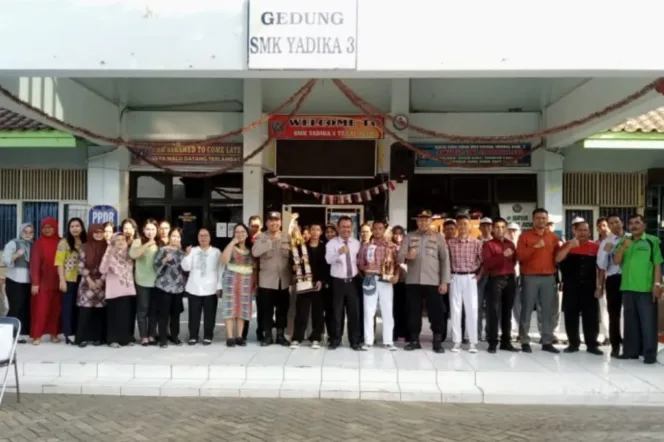 
Jajaran Polsek Kalideres Jakarta Barat saat di SMK Yadika 3 Tegal Alur, Jakarta barat 