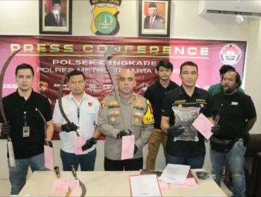 Jajaran Polsek Cengkareng saat memperlihatkan  senjata tajam yang digunakan pelaku aksi tawuran antar geng 