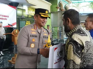 Kapolres Metro Jakarta Barat Kombes Pol M. Syahduddi saat membagikan gembok gratis untuk warga di Tamansari 