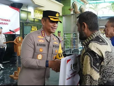 Kapolres Metro Jakarta Barat Kombes Pol M. Syahduddi saat membagikan gembok gratis untuk warga di Tamansari 