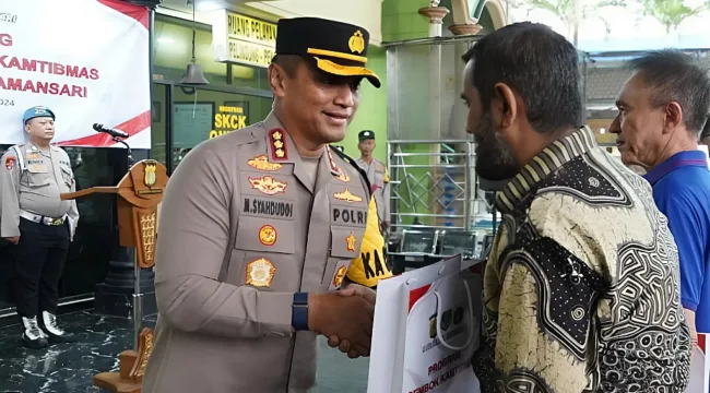 Kapolres Metro Jakarta Barat Kombes Pol M. Syahduddi saat membagikan gembok gratis untuk warga di Tamansari 