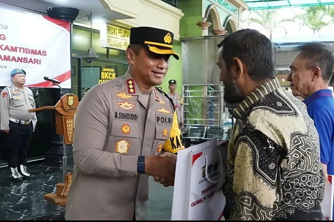 
Kapolres Metro Jakarta Barat Kombes Pol M. Syahduddi saat membagikan gembok gratis untuk warga di Tamansari 