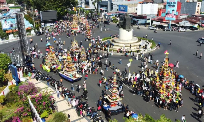 
					Suasana Arak-Arakan Tabut Dalam Prosesi Tabut Tebuang