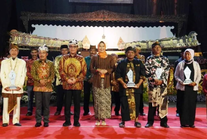 
					Wakil Ketua Majelis Permusyawaratan Rakyat (MPR) RI, Ahmad Basarah menghadiri pagelaran Wayang Kulit dengan Lakon Semar Mbangun Kayangan, di hal. Parkir Balaikota Among Tani, Kota Batu