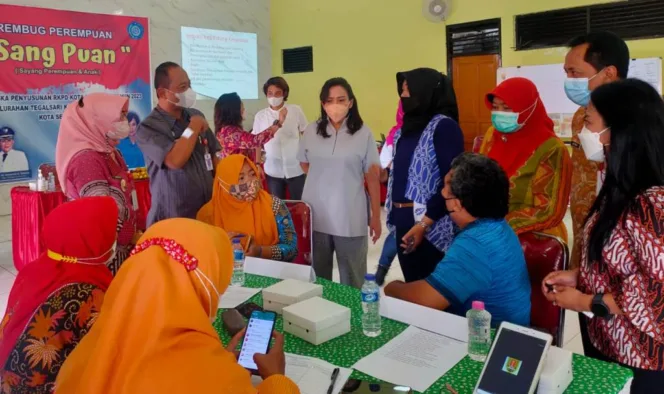 
					Krisseptiana Hendrar Prihadi tengah memberikan motivasi pada acara rembug perempuan Sang Puan di Balai Kelurahan Tegalsari Kecamatan Candisari Kota Semarang.