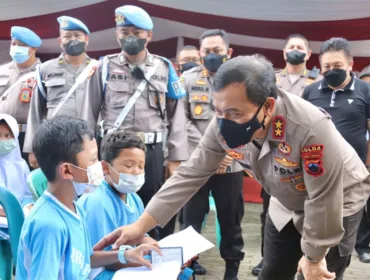 Kapolda Jawa Tengah, Irjen Pol Ahmad Luthfi bersama sejumlah Pejabat Utama dan Kapolres Salatiga mengecek pelaksanaan vaksinasi Merdeka Anak di SD Randuacir 03 Argomulyo Kota Salatiga.