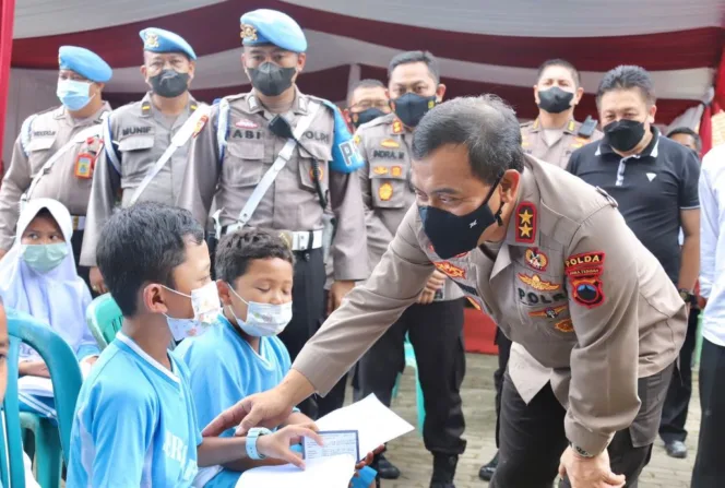 
Kapolda Jawa Tengah, Irjen Pol Ahmad Luthfi bersama sejumlah Pejabat Utama dan Kapolres Salatiga mengecek pelaksanaan vaksinasi Merdeka Anak di SD Randuacir 03 Argomulyo Kota Salatiga.