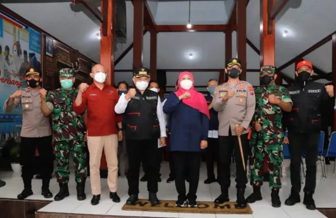 
					Bupati Malang, Drs. H.M.Sanusi, M. M. bersama Gubernur Jawa Timur Khofifah Indar Parawansa menggelar rapat terbatas di Pendopo Kecamatan Singosari Malang.