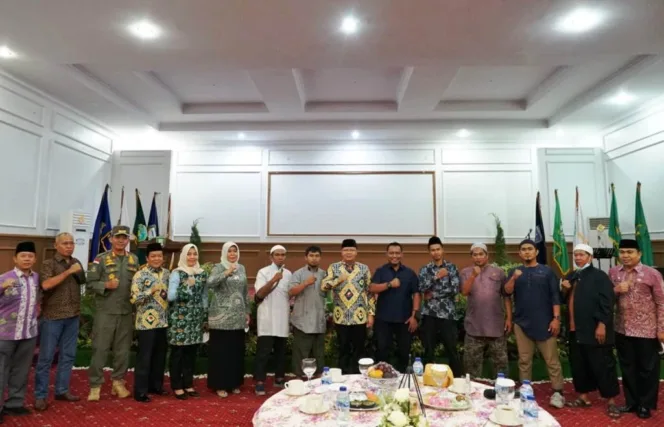 
					Gubernur Rohidin Foto bersama usai melaksanakan pertemuan dengan para eks Napiter