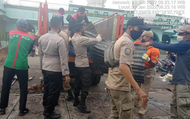 
Kapolsek Bululawang Kompol Ainun Djariyah bersama Muspika Bululawang dan Jajaran UPTD se-Kabupaten Malang mengadakan kegiatan pembersihan pasca kebakaran Pasar Bululawang Malang.