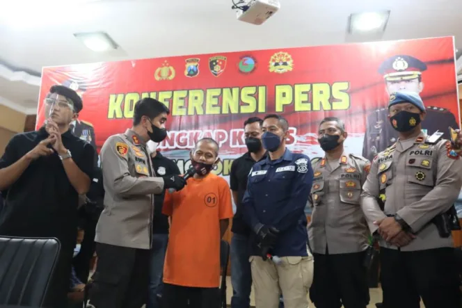 
					Kapolresta Mojokerto, AKBP Rofiq Ripto Himawan saat bertanya pada tersangka di konferensi pers.