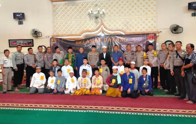 
					Kapolsek Candisari IPTU Handri Kristanto dan anggota berfoto bersama peserta lomba Adzan dalam rangka memeringati HUT Bhayangkara ke-76.