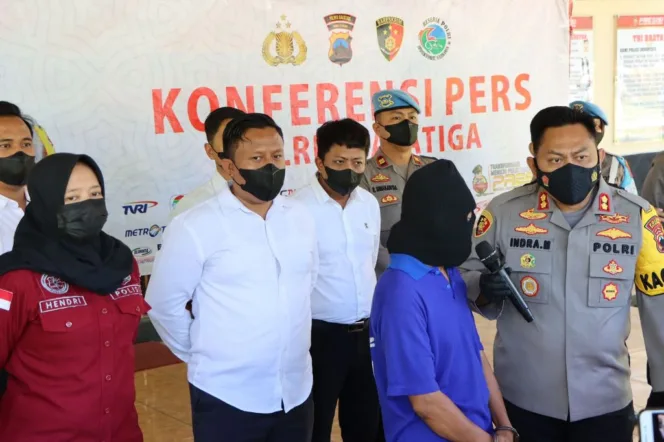 
					Kapolres Salatiga AKBP Indra Mardiyana menghadirkan tersangka pencabulan dalam konferensi pers di Pendopo Mapolres Salatiga.