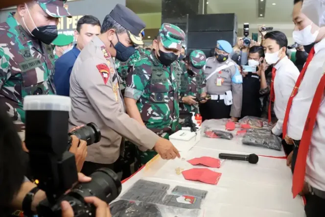 
					Kapolda Jateng Irjen Pol Ahmad Luthfi bersama KSAD dan Pangdam IV/Diponegoro saat paparan ungkap kasus penembakan istri anggota TNI di Semarang.