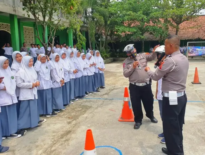 
					Sat Lantas Polres Demak memberikan edukasi kepada siswa tentang Safety Riding.