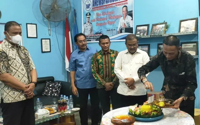 
					Pemotongan tumpeng oleh Andi Acok yang disaksikan oleh Bupati Karimun serta Mantan Gubernur Kepri