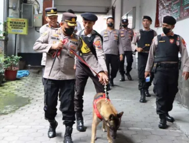 Kapolres Salatiga AKBP Indra Mardiana turut terjun dalam sterilisasi gereja-gereja di Kota Salatiga