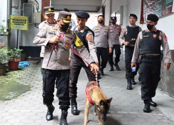 
					Kapolres Salatiga AKBP Indra Mardiana turut terjun dalam sterilisasi gereja-gereja di Kota Salatiga