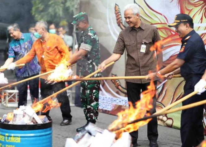 
					Gubernur Jawa Tengah, Ganjar Pranowo saat pimpin pemusnahan rokok ilegal di halaman Kantor Gubernur Jateng