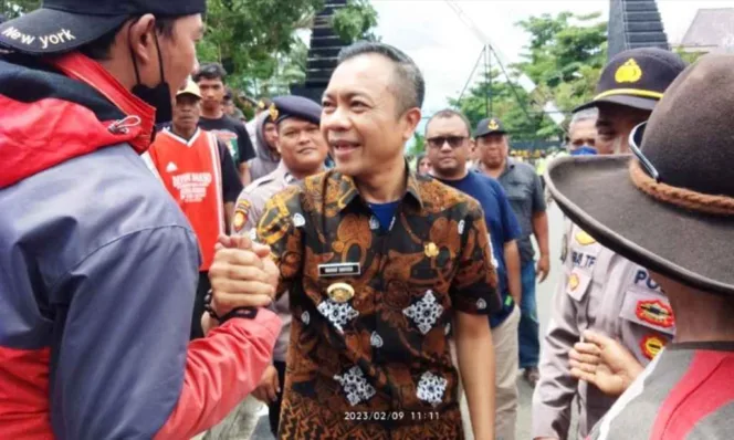 
					Wabup Blitar Rahmat Santoso saat menemui warga desa Rejoso yang berdemo